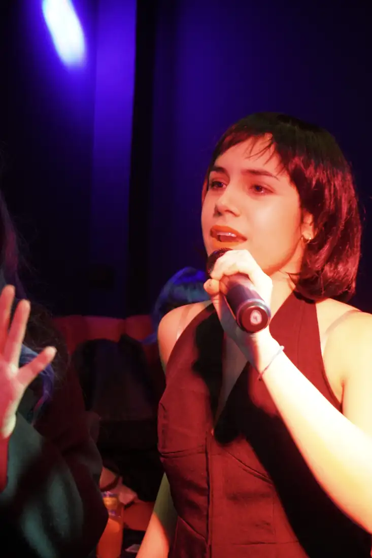 Clienta cantando con micrófono en una sala privada de LAF CLUB