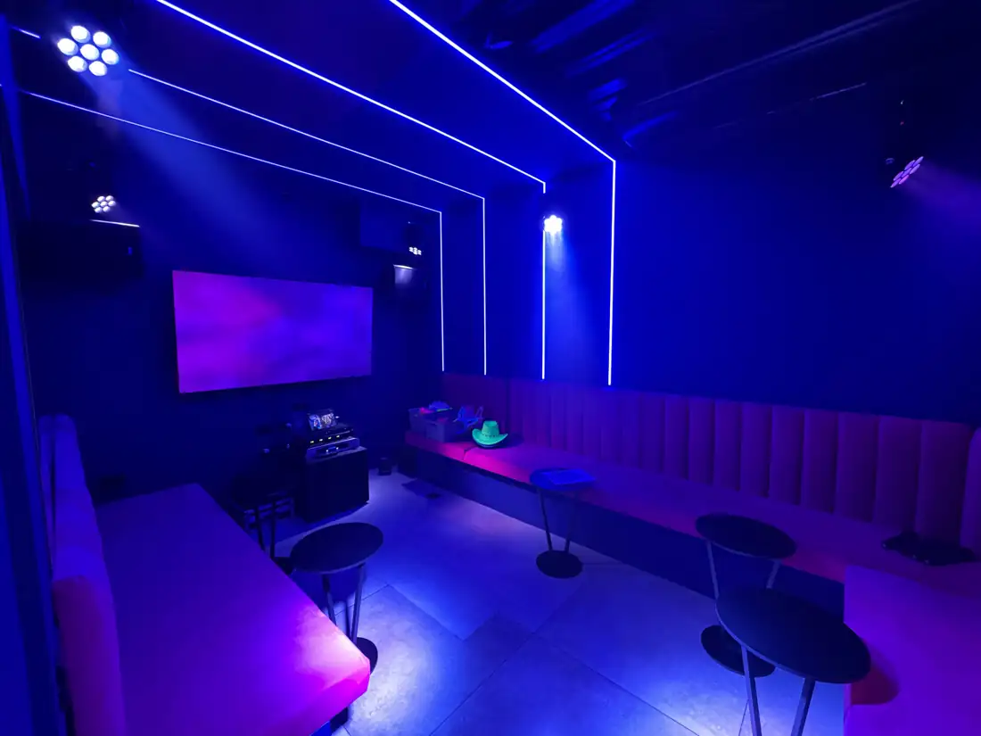 Sala privada de karaoke de LAF CLUB con luces LED y pantalla grande