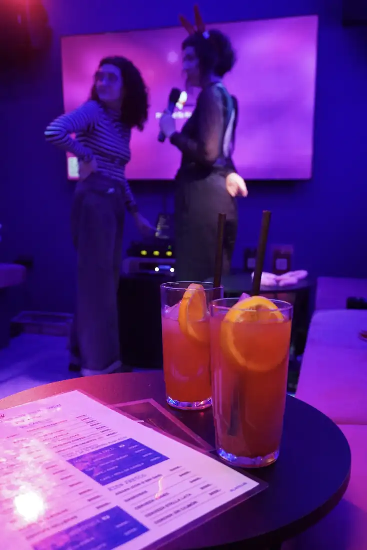 Dos tragos con naranja sobre la mesa de una sala de LAF CLUB